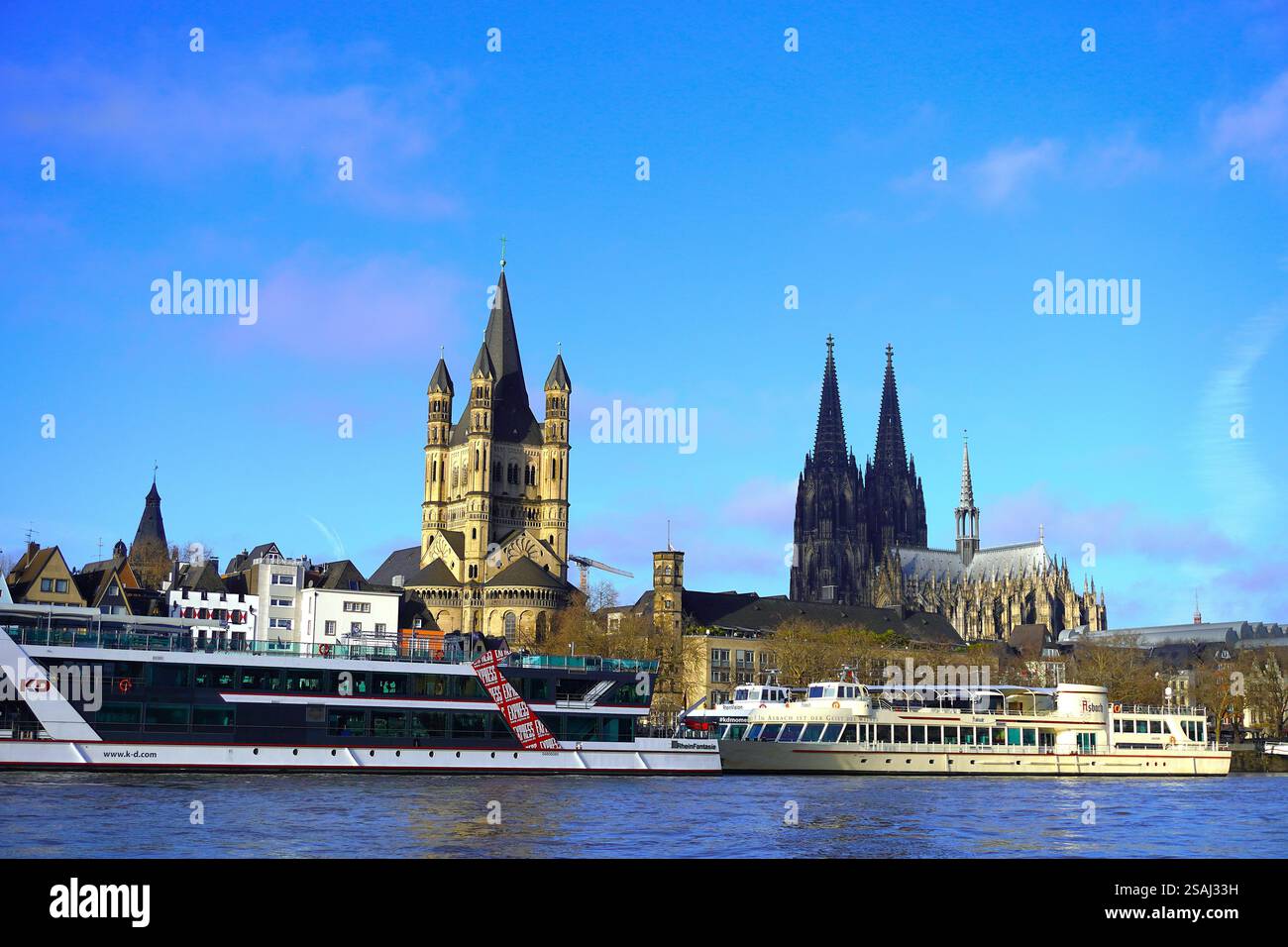 Segeln durch den wunderschönen Dom in Köln, Deutschland. Stockfoto