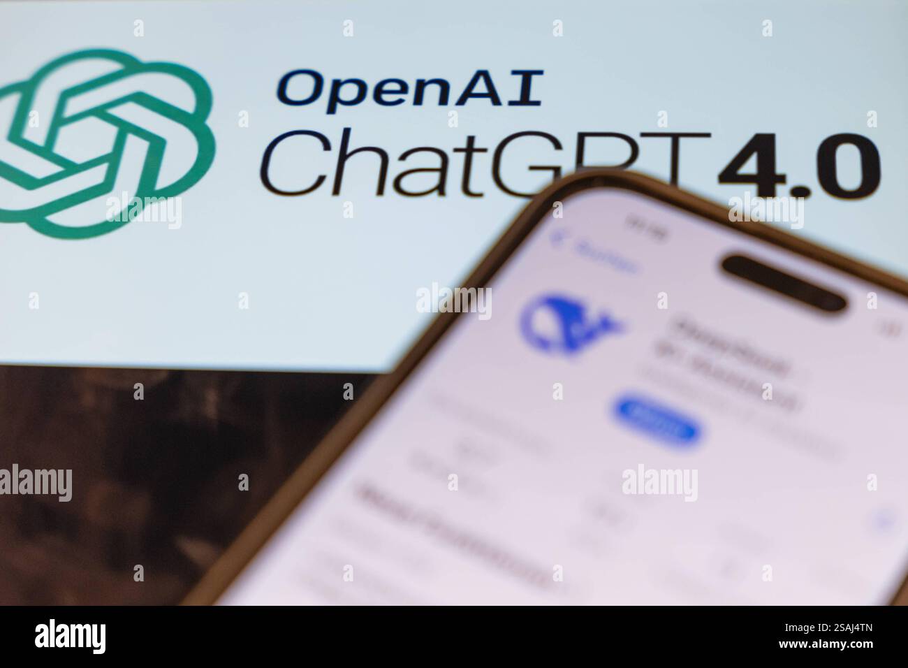 DeepSeek vs. ChatGPT der Wettlauf um die KI-Dominanz 30.01.25, Selters: Symbolfoto, Illustrationsbild, Symbolbild, Illustrationsfoto, Alltagsszene DeepSeek vs. ChatGPT der Wettlauf um die KI-Dominanz ein Smartphone zeigt die DeepSeek-App im App Store, während im Hintergrund das Logo von OpenAI ChatGPT 4,0 zu sehen ist. Das Bild symbolisiert den wachsenden Wettbewerb zwischen DeepSeek, einer aufstrebenden chinesischen KI-Plattform und OpenAI, dem aktuellen Marktführer im KI-Bereich. DeepSeek hat kürzlich für Schlagzeilen gesorgt, indem es ChatGPT in den App Store-Charts überholte und große uns Stockfoto