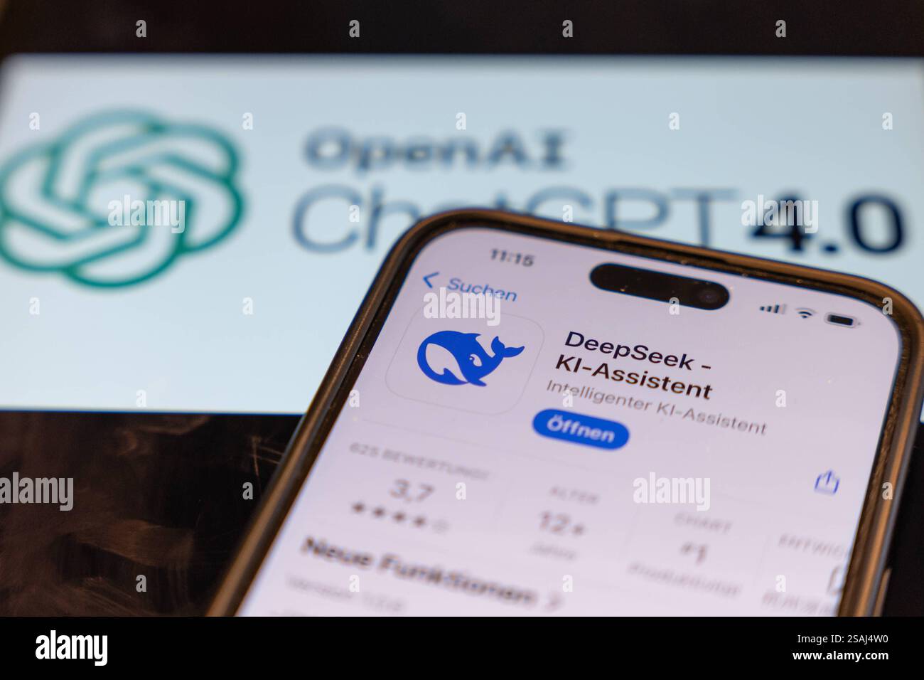 DeepSeek vs. ChatGPT der Wettlauf um die KI-Dominanz 30.01.25, Selters: Symbolfoto, Illustrationsbild, Symbolbild, Illustrationsfoto, Alltagsszene DeepSeek vs. ChatGPT der Wettlauf um die KI-Dominanz ein Smartphone zeigt die DeepSeek-App im App Store, während im Hintergrund das Logo von OpenAI ChatGPT 4,0 zu sehen ist. Das Bild symbolisiert den wachsenden Wettbewerb zwischen DeepSeek, einer aufstrebenden chinesischen KI-Plattform und OpenAI, dem aktuellen Marktführer im KI-Bereich. DeepSeek hat kürzlich für Schlagzeilen gesorgt, indem es ChatGPT in den App Store-Charts überholte und große uns Stockfoto
