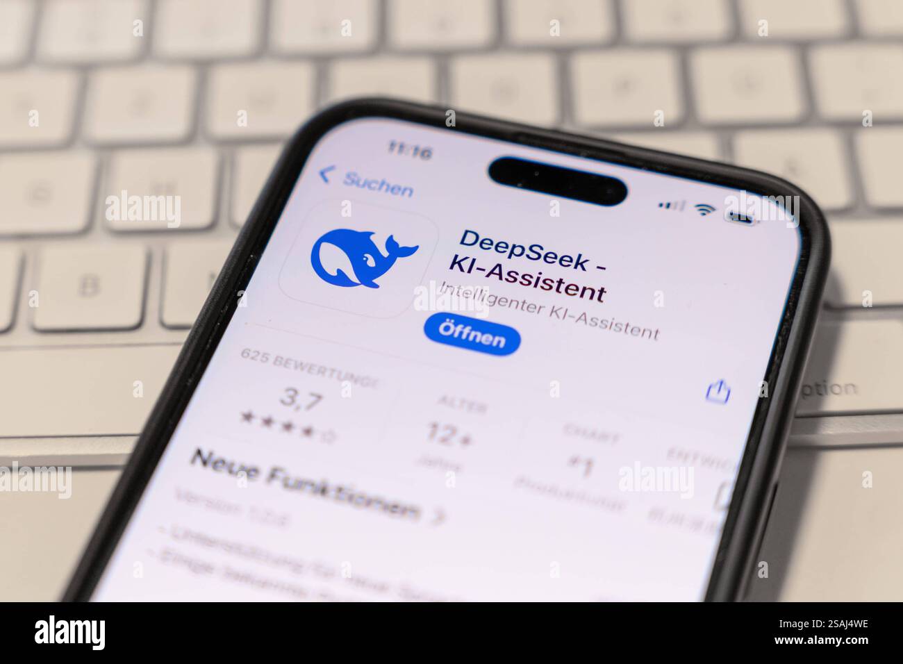 DeepSeek KI-Revolution auf dem Smartphone 30.01.25, Selters: Symbolfoto, Illustrationsbild, Symbolbild, Illustrationsfoto, Alltagsszene DeepSeek KI-Revolution auf dem Smartphone ein Smartphone zeigen die DeepSeek-App im App Store, während im Hintergrund eine Tastatur sichtbar ist. Das Bild symbolisiert die zunehmende Integration von KI in den digitalen Alltag und die wachsende Bedeutung von DeepSeek als Konkurrent zu etablierten KI-Plattformen wie ChatGPT. DeepSeek hat kürzlich für Aufsehen gesorgt, indem es ChatGPT in den App Store-Charts überholte und starke Auswirkungen auf die Finanzmärkte Stockfoto