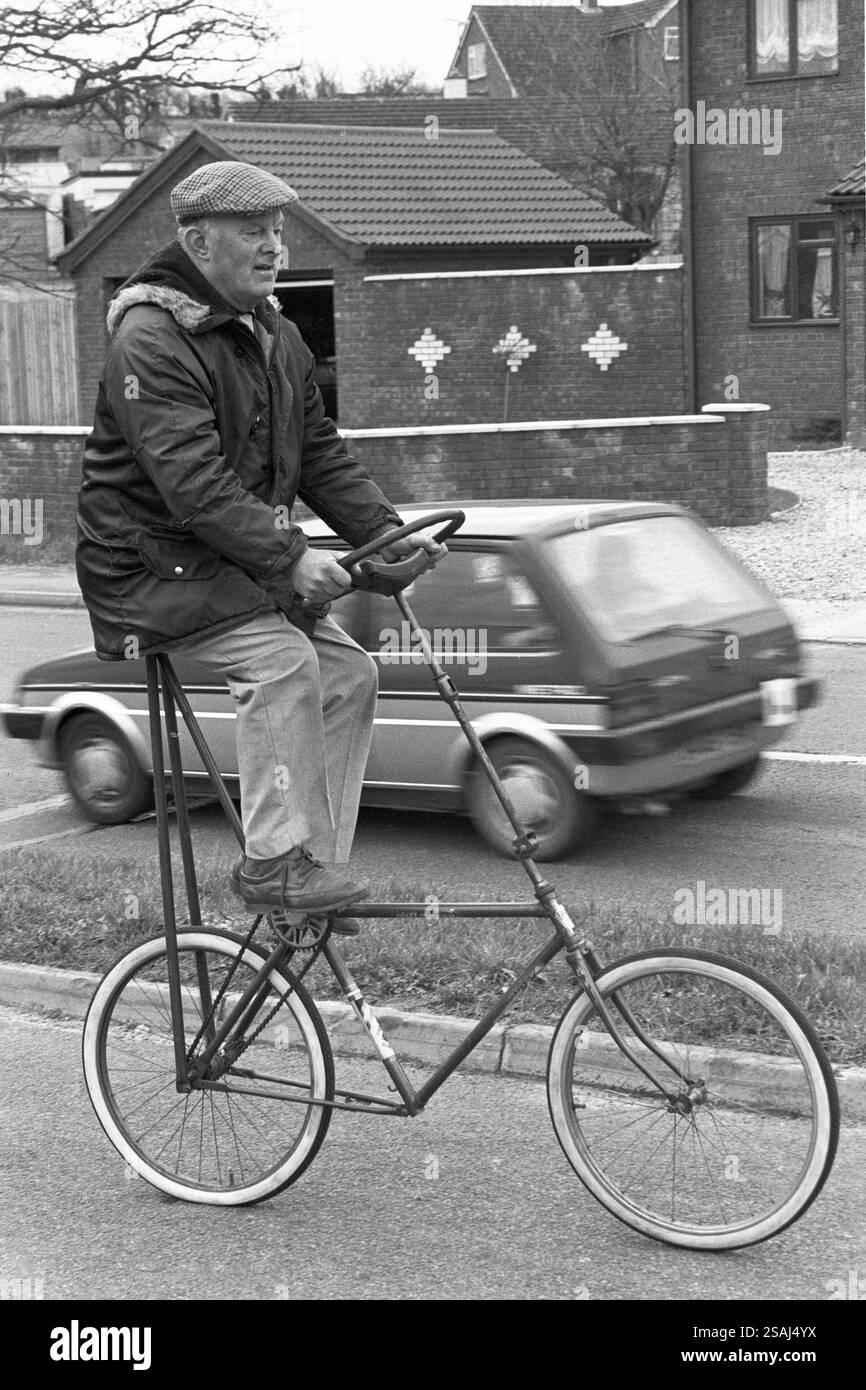 Ungewöhnlicher Pendelverkehr - ein selbstgebautes Fahrrad, das in den frühen 1990er Jahren in Richtung Salisbury, Wiltshire fährt Stockfoto