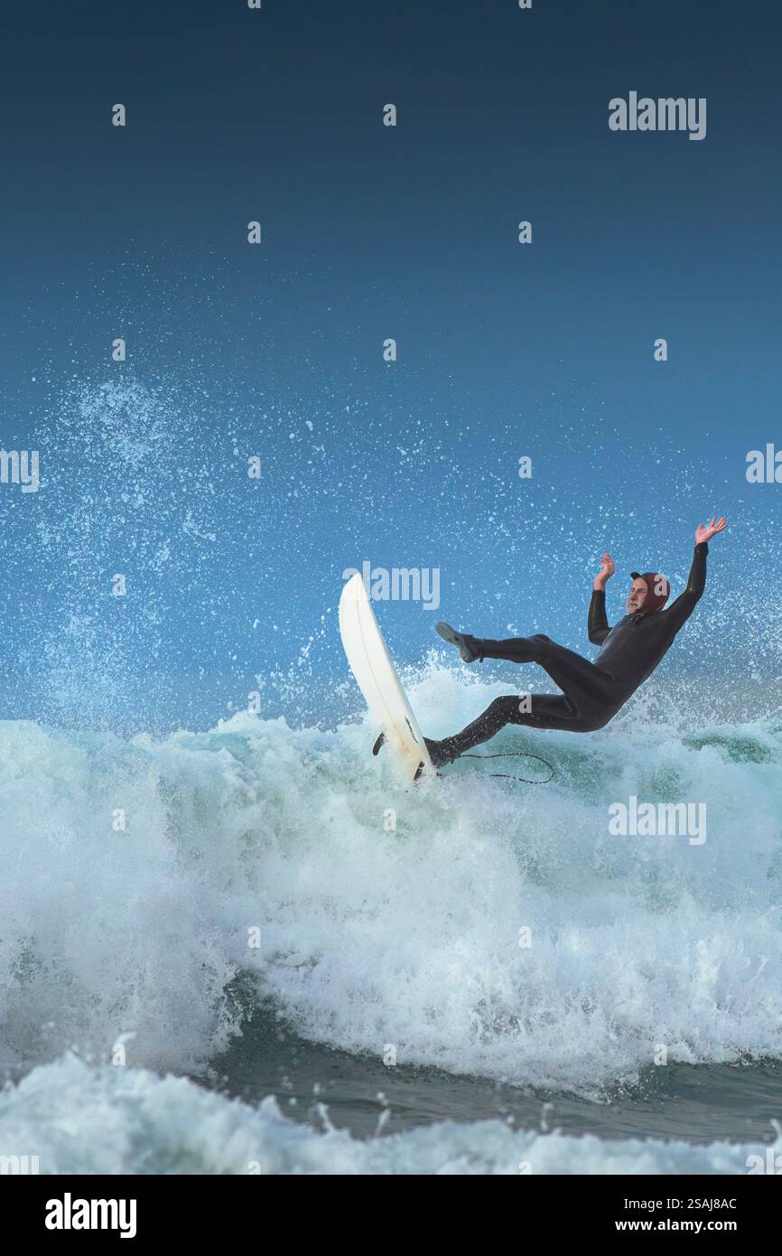 Ein Surfer, der eine große Welle bei Fistral in Newquay in Cornwall in Großbritannien auslöscht. Stockfoto Ein Surfer, der eine große Welle bei Fistral in Newquay in Cornwall in Großbritannien auslöscht. Stockfoto