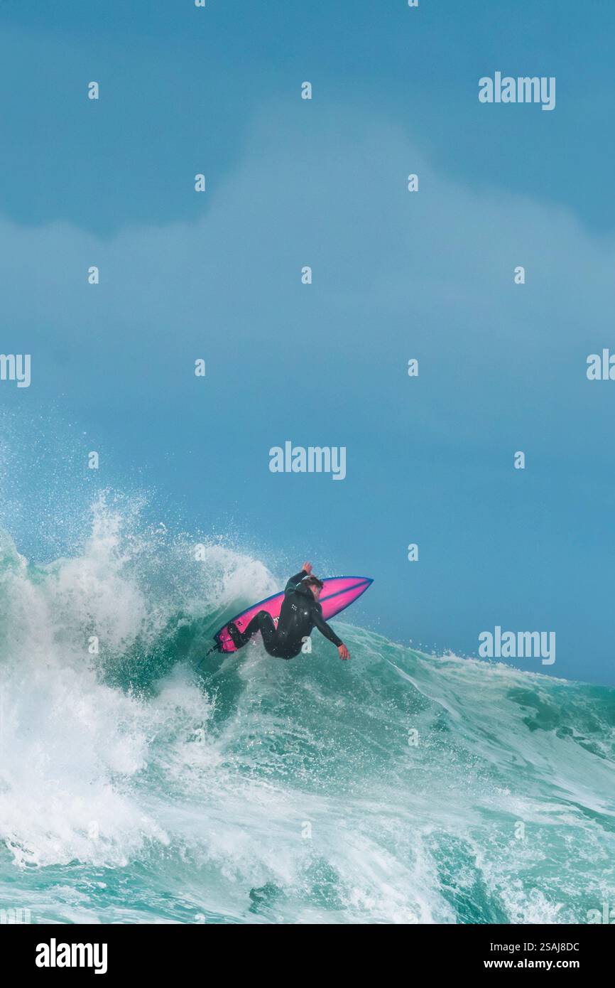Spektakuläre Surfaktion am Fistral Beach in Newquay in Cornwall, Großbritannien. Stockfoto Spektakuläre Surfaktion am Fistral Beach in Newquay in Cornwall, Großbritannien. Stockfoto
