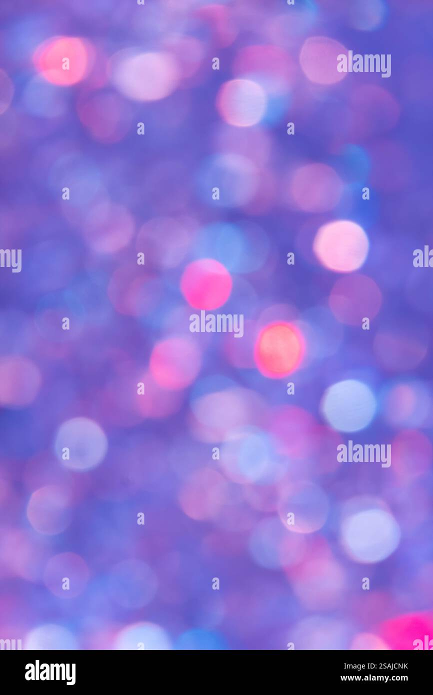 Glitzer-Textur mit holographischem Effekt auf grauem Hintergrund, Unschärfe Stockfoto