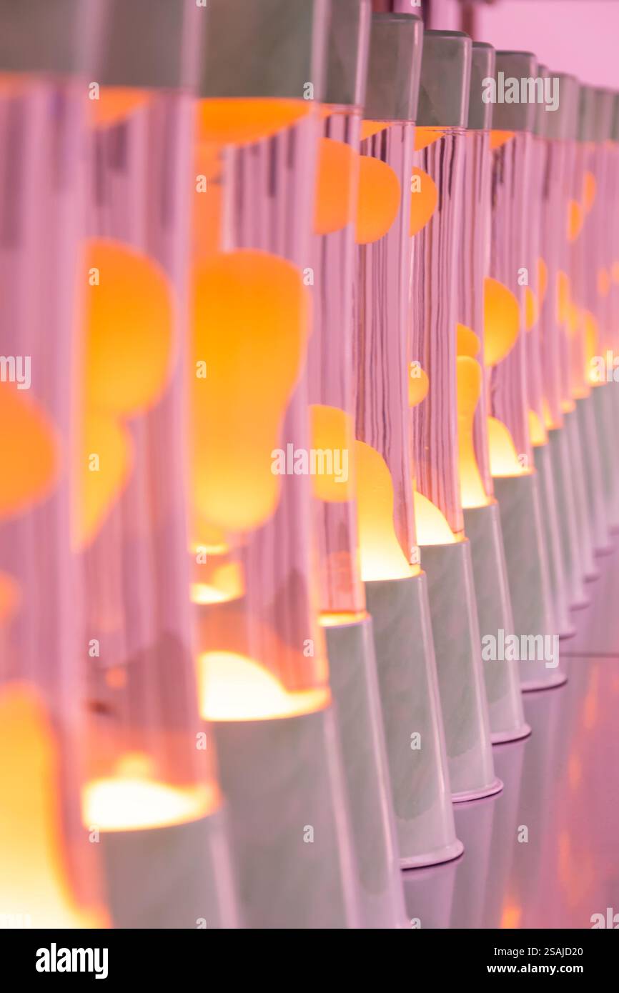 Dekorative Lampe mit schwimmenden gelben Elementen auf transparenter Flüssigkeit Stockfoto