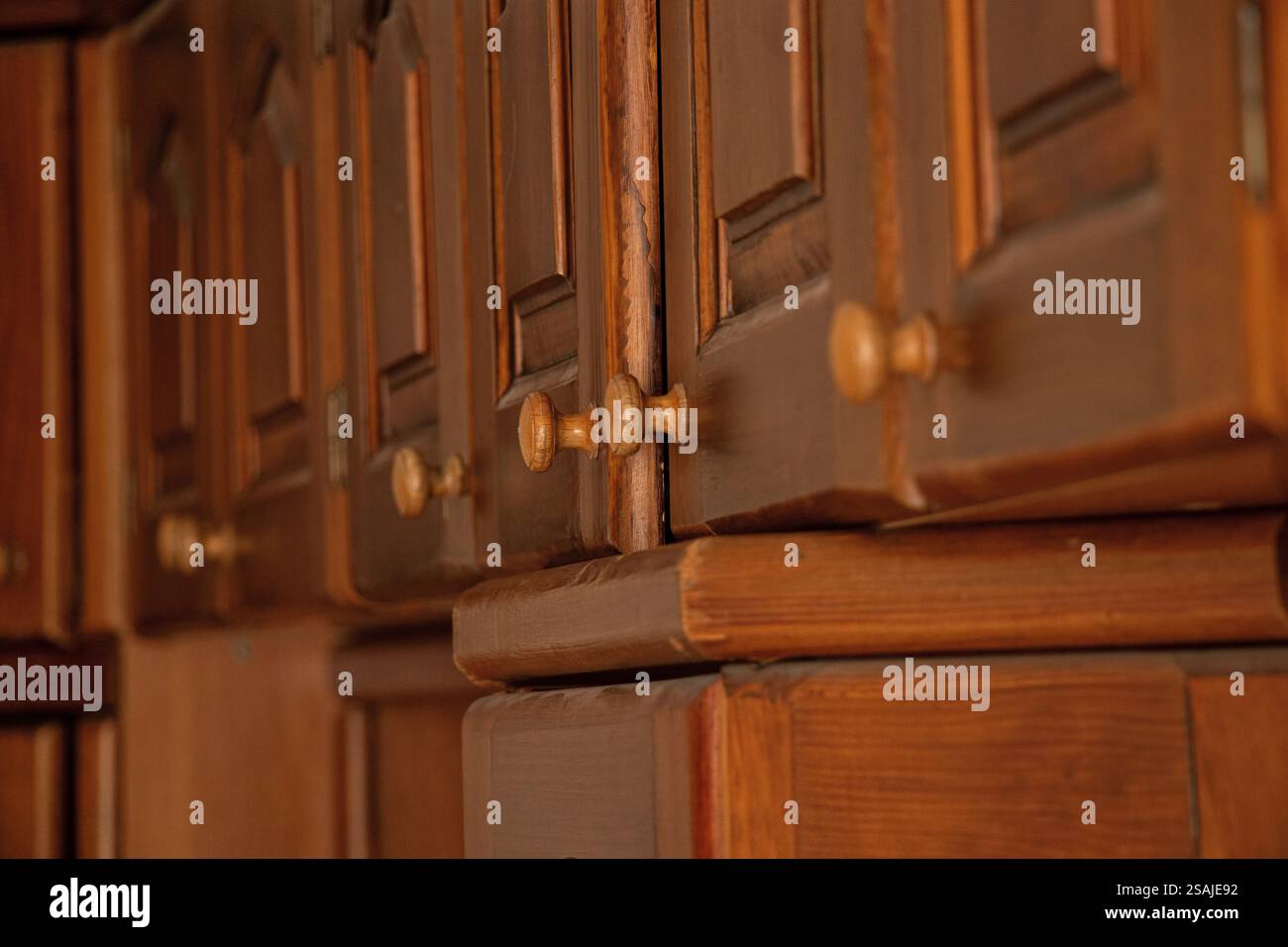 Alte Holzgarderobe im Schlafzimmer des Hauses Stockfoto
