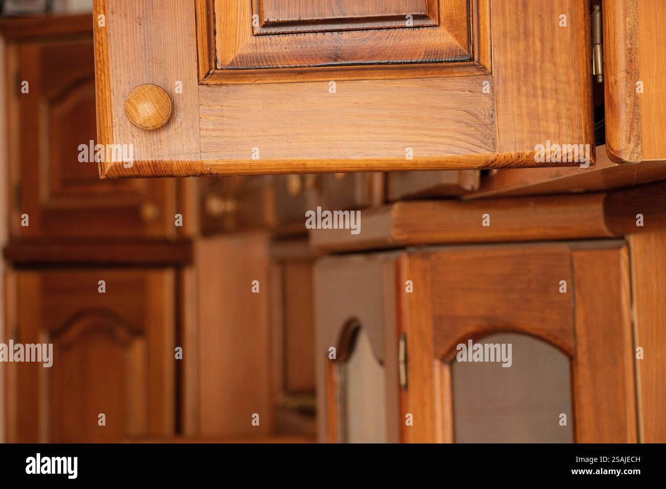 Alte Holzgarderobe im Schlafzimmer des Hauses, alte Möbel Stockfoto