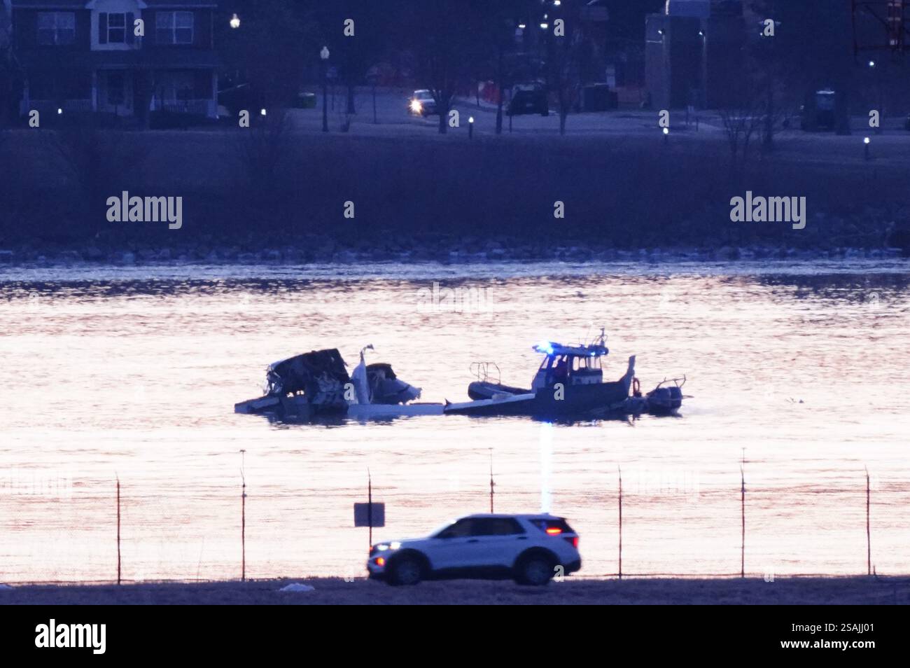 Washington, Usa. 30. Januar 2025. Eine Such- und Rettungsaktion ist im Gange, da Dutzende von Toten befürchtet werden, nachdem der American Eagle Regionaljet und der Army-Hubschrauber am Donnerstag, den 30. Januar 2025 in Washington DC auf den Potomac River kollidieren und dort über 30 Leichen aus dem Potomac River geborgen wurden, wo American Eagle Flug 5342 und ein Militärhubschrauber in Ruine liegen. Foto: Ken Cedeno/UPI Credit: UPI/Alamy Live News Stockfoto