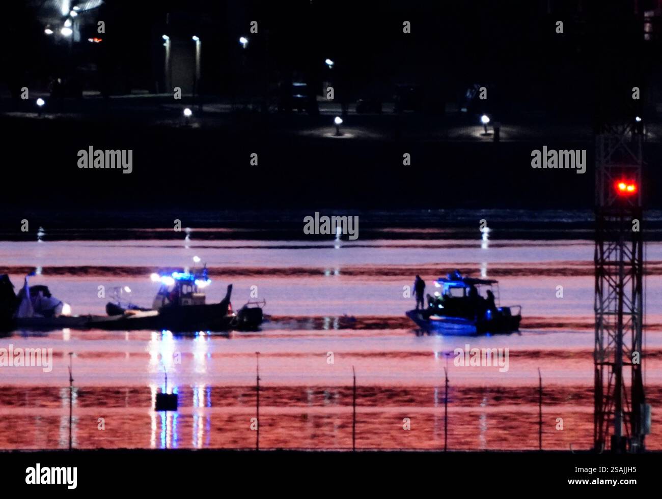 Washington, Usa. 30. Januar 2025. Eine Such- und Rettungsaktion ist im Gange, da Dutzende von Toten befürchtet werden, nachdem der American Eagle Regionaljet und der Army-Hubschrauber am Donnerstag, den 30. Januar 2025 in Washington DC auf den Potomac River kollidieren und dort über 30 Leichen aus dem Potomac River geborgen wurden, wo American Eagle Flug 5342 und ein Militärhubschrauber in Ruine liegen. Foto: Ken Cedeno/UPI Credit: UPI/Alamy Live News Stockfoto