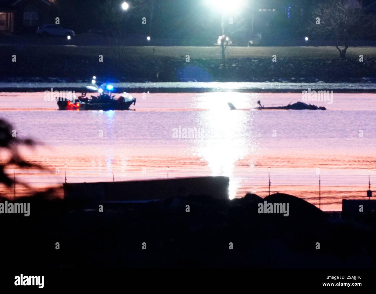 Washington, Usa. 30. Januar 2025. Eine Such- und Rettungsaktion ist im Gange, da Dutzende von Toten befürchtet werden, nachdem der American Eagle Regionaljet und der Army-Hubschrauber am Donnerstag, den 30. Januar 2025 in Washington DC auf den Potomac River kollidieren und dort über 30 Leichen aus dem Potomac River geborgen wurden, wo American Eagle Flug 5342 und ein Militärhubschrauber in Ruine liegen. Foto: Ken Cedeno/UPI Credit: UPI/Alamy Live News Stockfoto