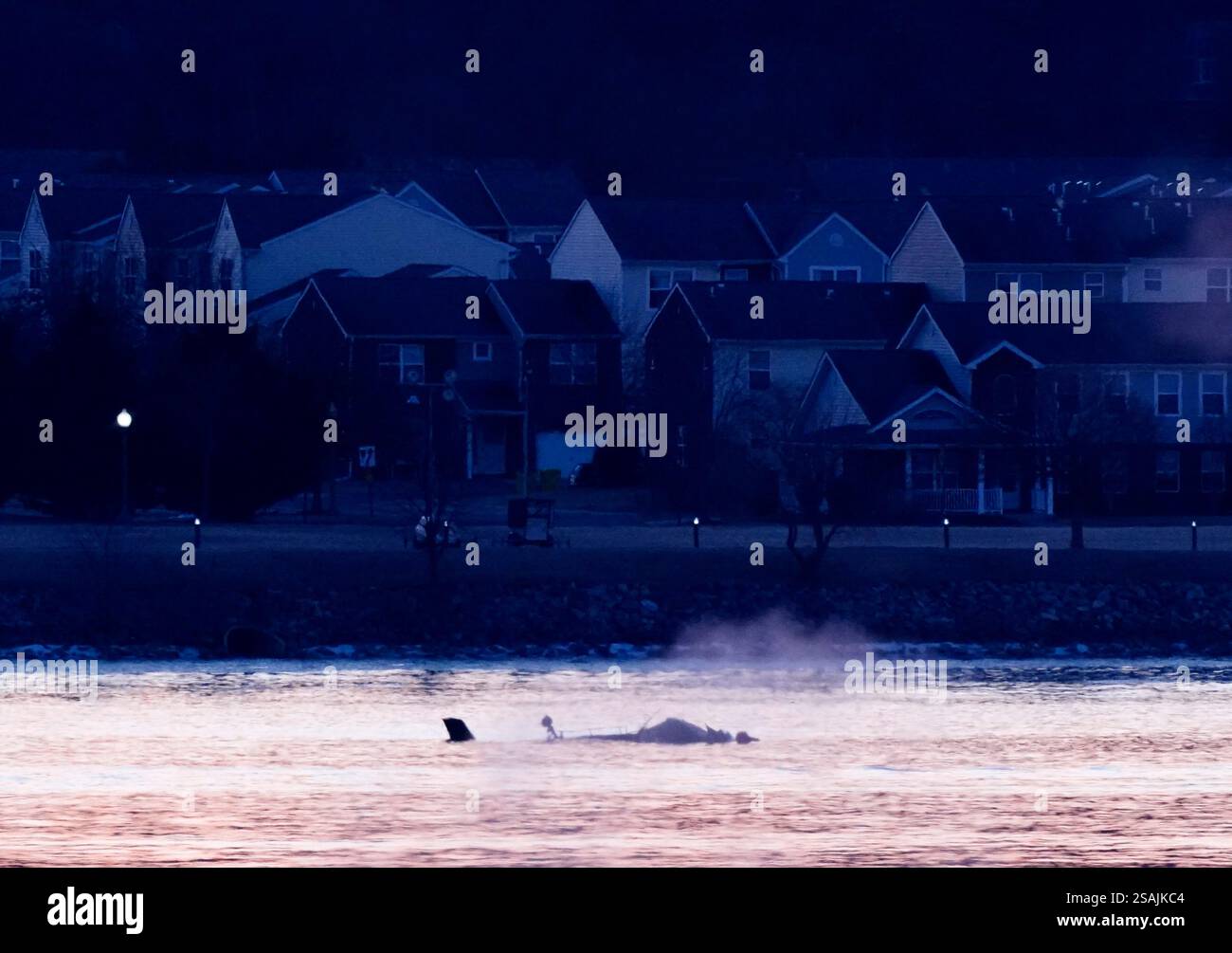 Washington, Usa. 30. Januar 2025. Eine Such- und Rettungsaktion ist im Gange, da Dutzende von Toten befürchtet werden, nachdem der American Eagle Regionaljet und der Army-Hubschrauber am Donnerstag, den 30. Januar 2025 in Washington DC auf den Potomac River kollidieren und dort über 30 Leichen aus dem Potomac River geborgen wurden, wo American Eagle Flug 5342 und ein Militärhubschrauber in Ruine liegen. Foto: Ken Cedeno/UPI Credit: UPI/Alamy Live News Stockfoto