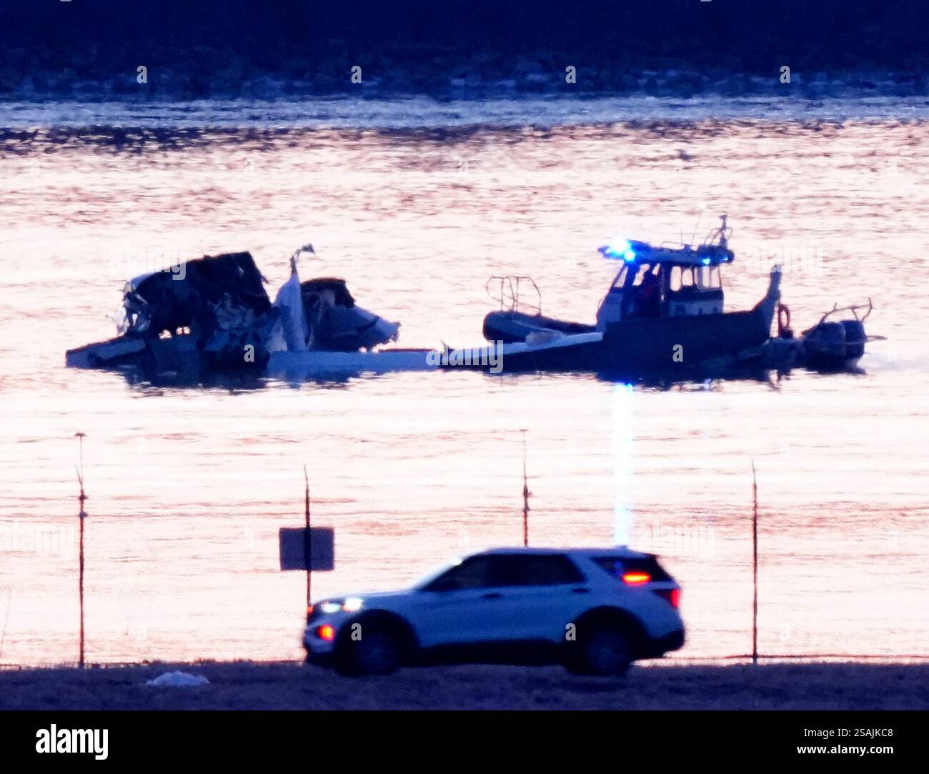 Washington, Usa. 30. Januar 2025. Eine Such- und Rettungsaktion ist im Gange, da Dutzende von Toten befürchtet werden, nachdem der American Eagle Regionaljet und der Army-Hubschrauber am Donnerstag, den 30. Januar 2025 in Washington DC auf den Potomac River kollidieren und dort über 30 Leichen aus dem Potomac River geborgen wurden, wo American Eagle Flug 5342 und ein Militärhubschrauber in Ruine liegen. Foto: Ken Cedeno/UPI Credit: UPI/Alamy Live News Stockfoto