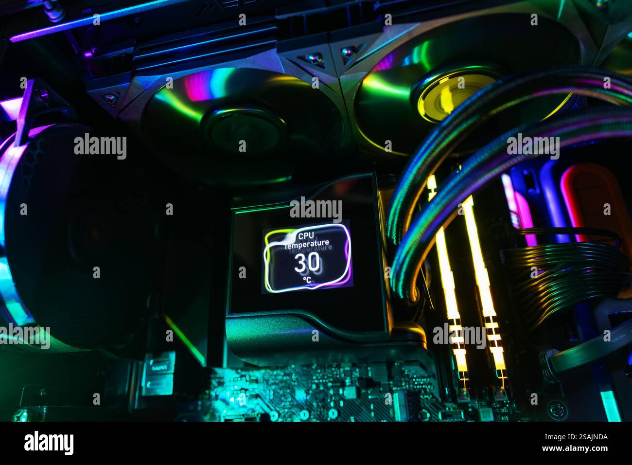 Case Mod Concept mit CPU-Flüssigkeitskühlsystem, Motherboard, Gehäuse-LED-Kit und RGB-Lüfter. Stockfoto