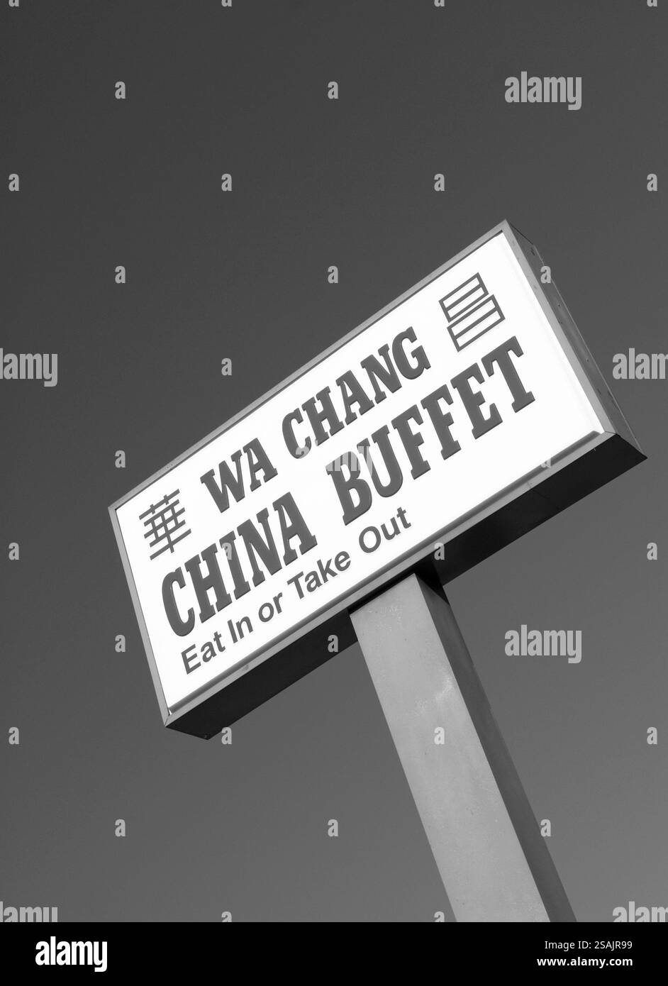 WA Chang China Buffet Restaurant Schild in den USA mit kräftigen roten und gelben Farben. Stockfoto
