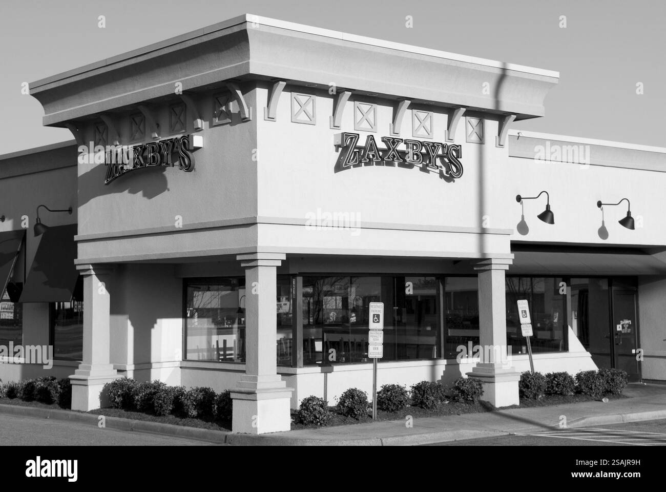 Das Fastfood-Restaurant von Zaxby in den USA ist bekannt für seine Hühnerfinger, Flügel und die typischen Saucen. Stockfoto