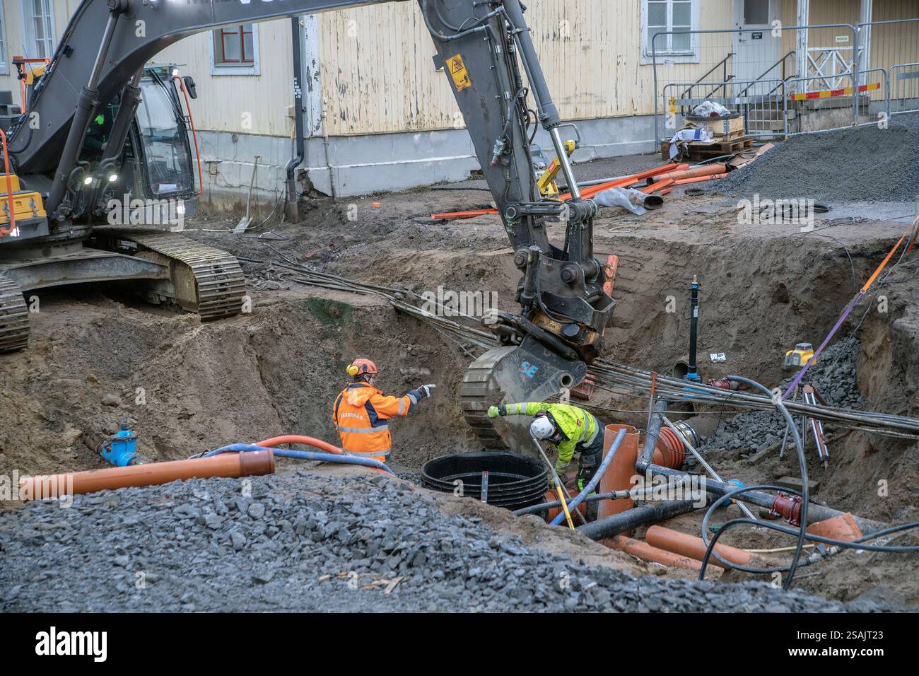 Straßenarbeiten und Ersatz von Wasser- und Abwasserleitungen Stockfoto