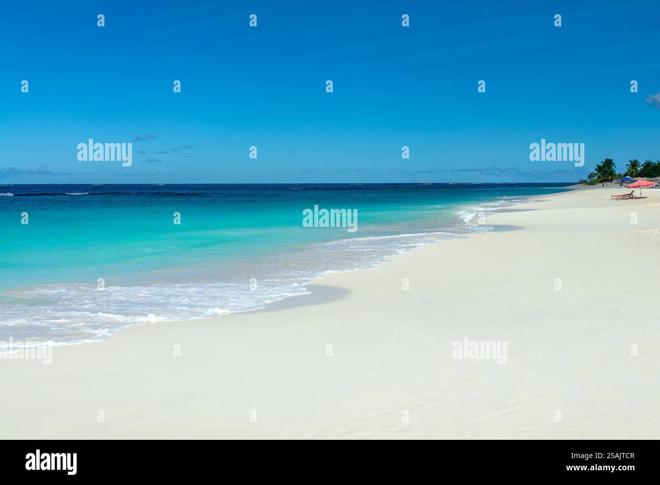 Blaues, transparentes Wasser und perfekter weißer Sand am Strand von Shoal Bay, Karibik-Traumlandschaft auf Anguilla Island, British West Indies Stockfoto