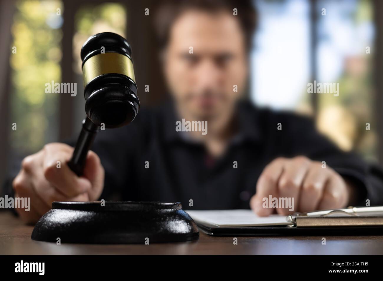 Richter mit Hammer wird im Gerichtssaal vorbereitet, um ein Signal zu geben, wenn das Urteil nach Abschluss der Verhandlung gelesen wird. Concept Judge Gavel i Stockfoto