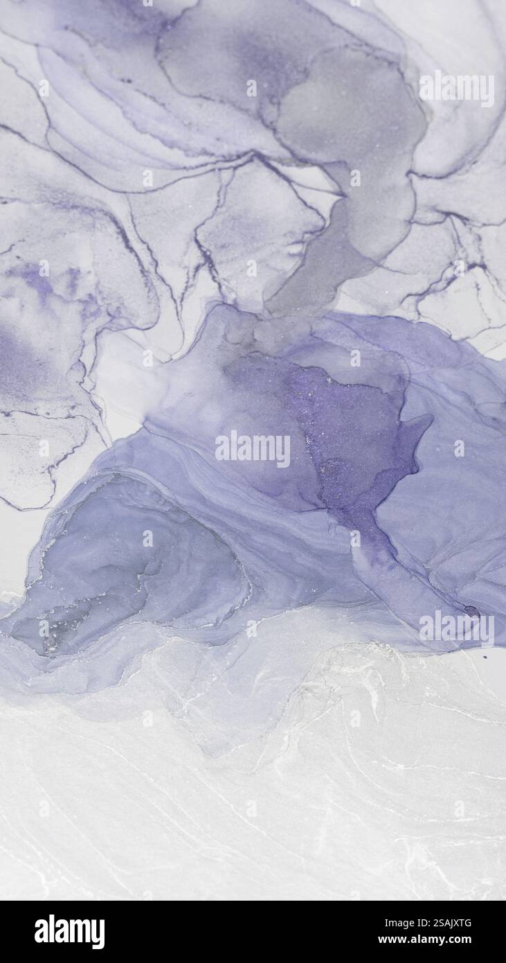 Lebendige Alcohol Tusche mit fließenden Formen und satten Lavendeltexturen Stockfoto