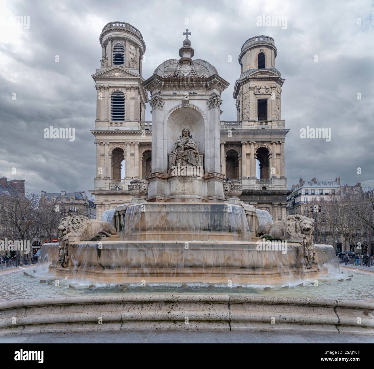 Paris, Frankreich - 12 14 2024: Saint-Germain-des-Pres. Blick von der Fassade der Kirche Saint-Sulpice und auf den Brunnen Stockfoto