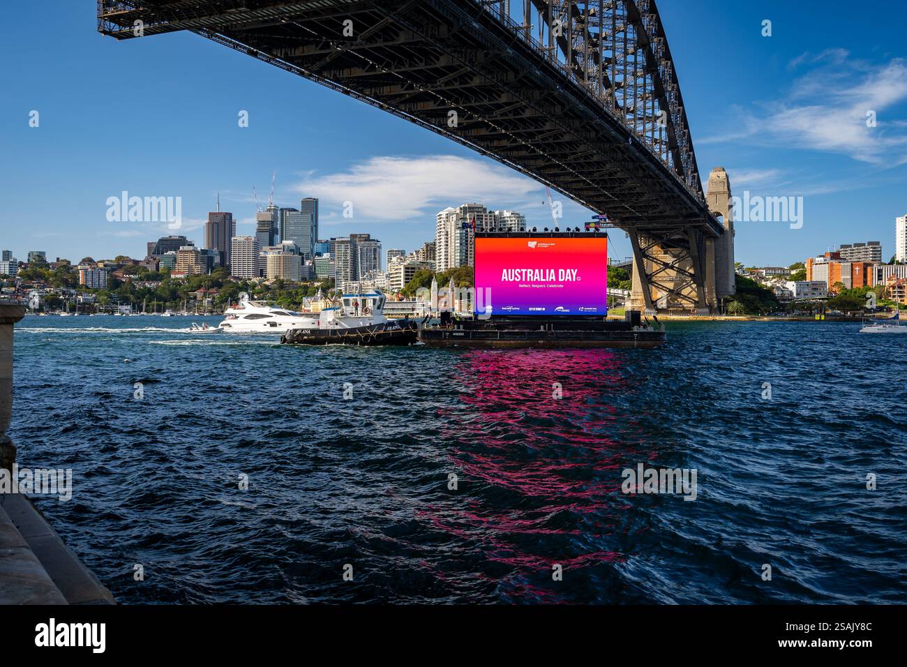 Sydney, NSW, Australien - schwimmender Bildschirm am australischen Tag unter der Harbour Bridge Stockfoto