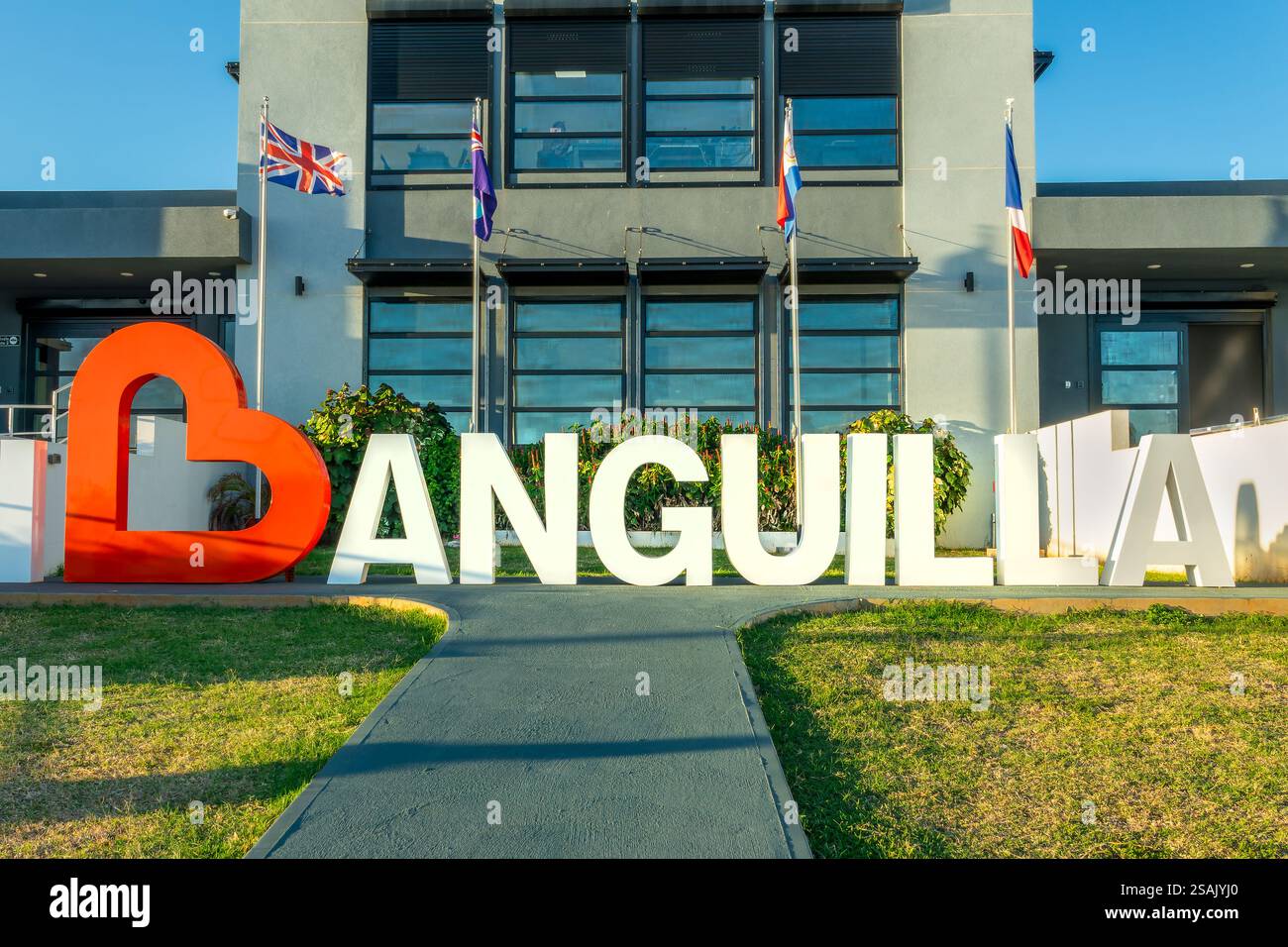 Anguilla Touristenschild und US-Flagge am Fährterminal auf Anguilla Island, British West Indies Stockfoto