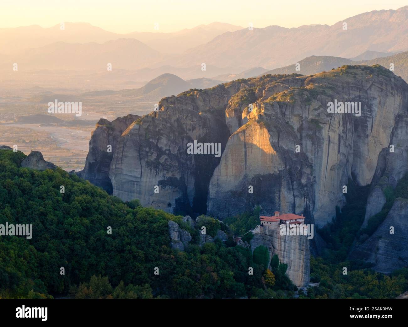 Kloster Roussanou bei Sonnenaufgang, Meteora, Griechenland Stockfoto