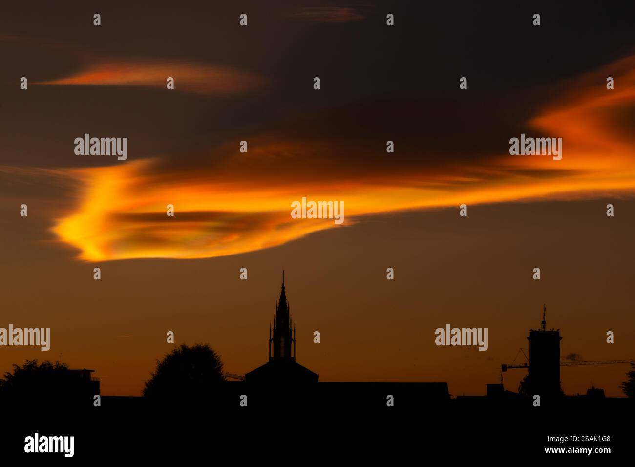 Ein wunderschöner Winteruntergang über der Stadt. Stockfoto