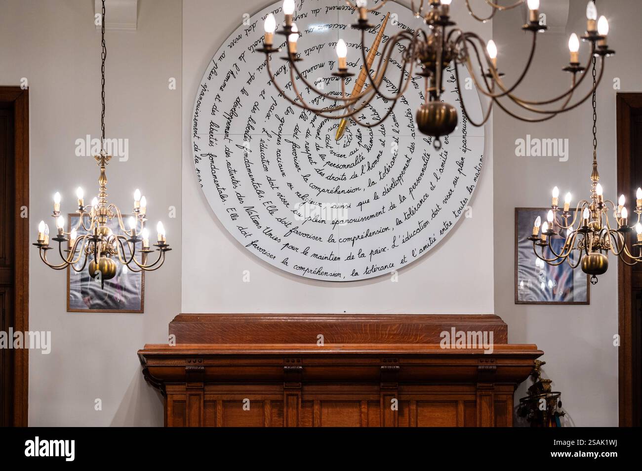 Kunstwerk an der Mauer, basierend auf der Erklärung der Menschenrechte auf der conseil Communal, City council oder Gemeenteraad, Plenarsitzung in Jette, brüssel-Hauptstadt-Region, Belgien, 29. JAN 2025 Stockfoto