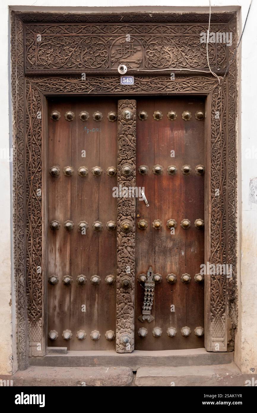 Afrika Tansania, Sansibar, Stonetown, Kenyatta Road, historische Holztür Stockfoto