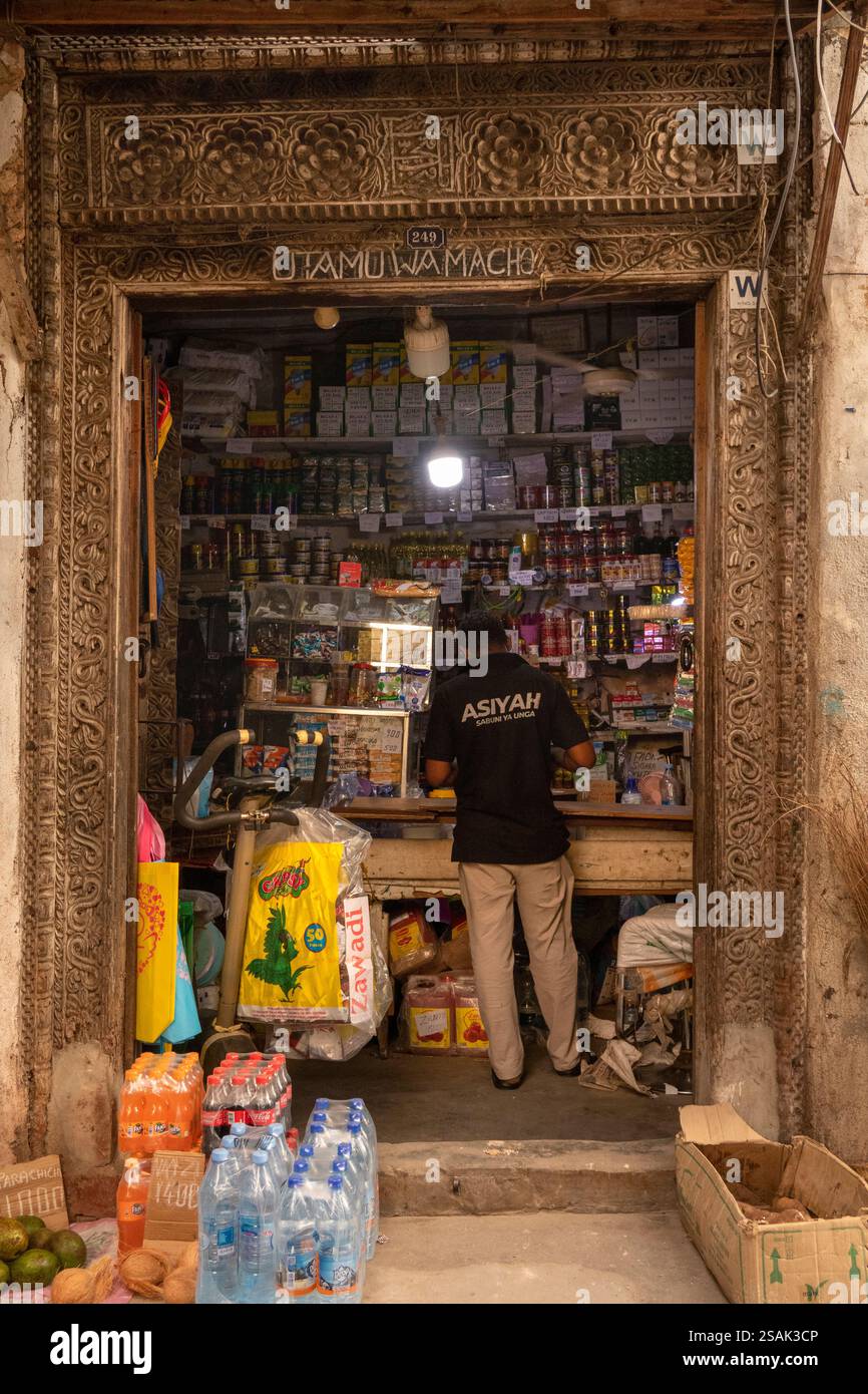 Afrika Tansania, Sansibar, Stonetown, Altstadt, Jamatini Road, kleiner lokaler Laden in der alten Holztür Stockfoto