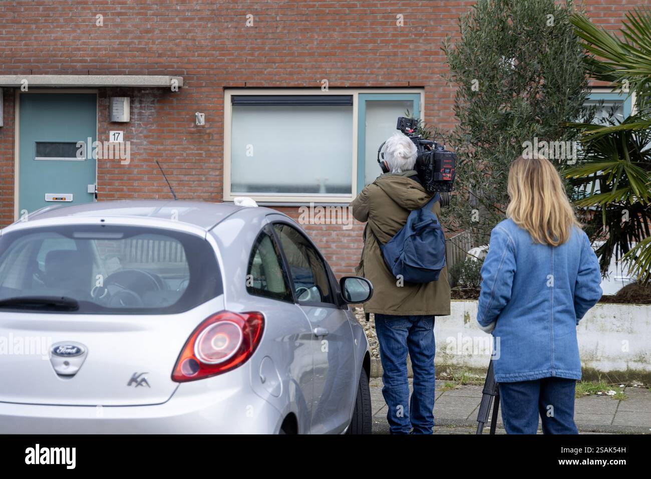 Heerhugowaard - das Schoorlaan in Heerhugowaard, wo eine der Festnahmen im Zusammenhang mit dem Kunstraub in Assen stattfand. Mehrere Medien versammelten sich im Schoorlaan. ANP / HOLLANDSE HOOGTE / MICHEL VAN BERGEN niederlande aus - belgien aus Stockfoto