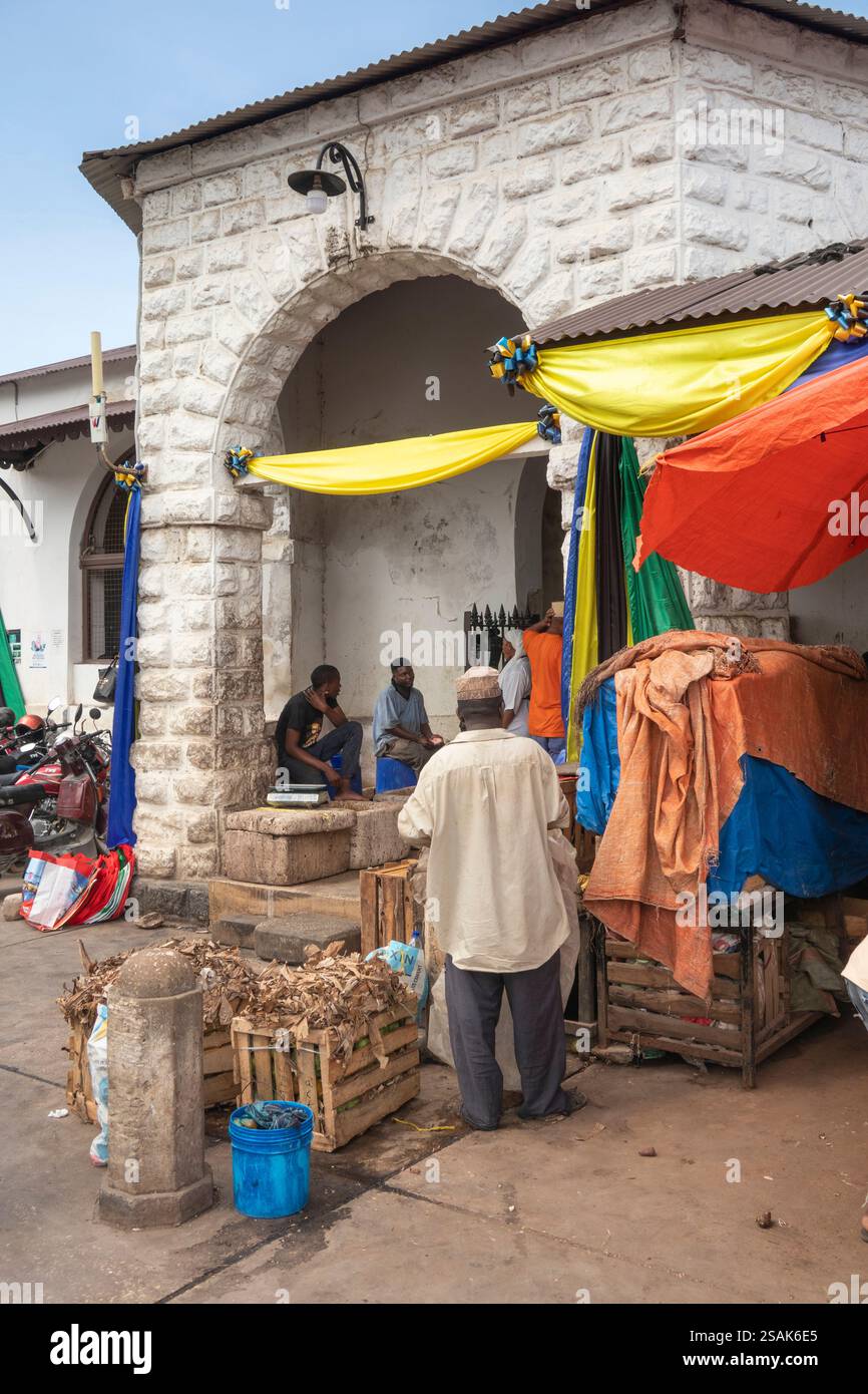 Afrika Tansania, Sansibar, Stonetown, Darajani Bazaar überdachten Markteingang Stockfoto