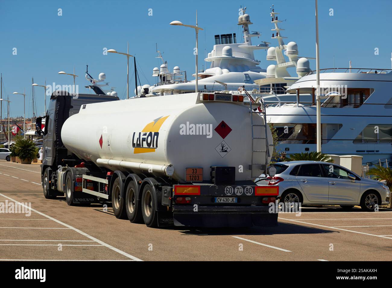 Fuel Trucks tanken Luxusyachten am Yachthafen unter klarem Himmel Stockfoto
