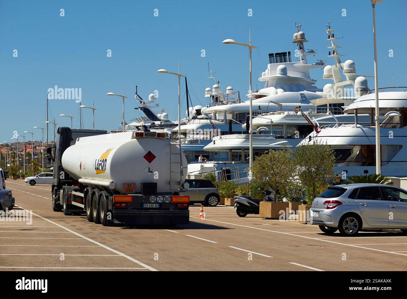 Fuel Trucks tanken Luxusyachten am Yachthafen unter klarem Himmel Stockfoto