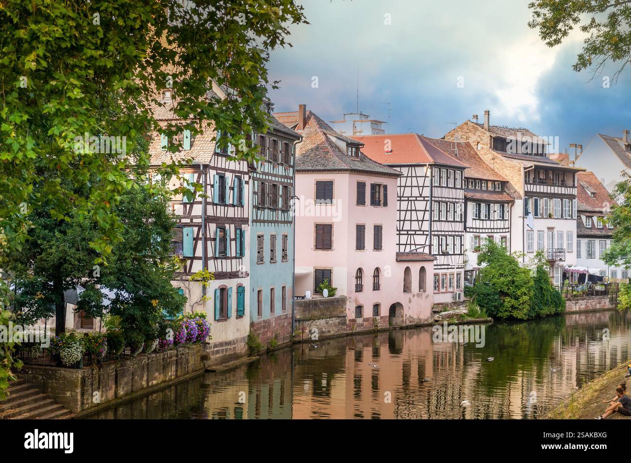 Historische Fachwerkhäuser spiegeln sich in den ruhigen Kanalgewässern von Petite France, Straßburg, Frankreich, das zum UNESCO-Weltkulturerbe gehört Stockfoto