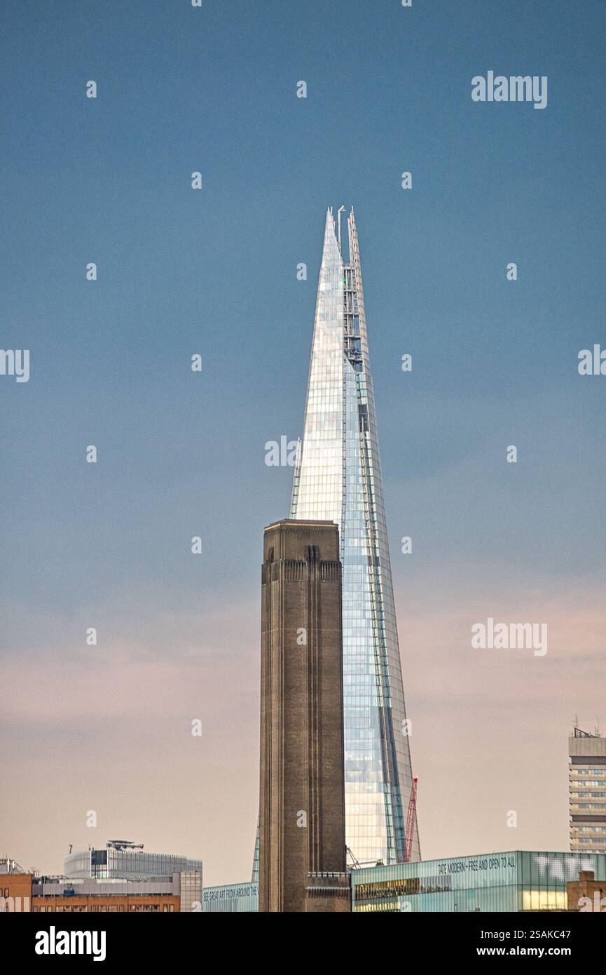 Blick auf den Shard Wolkenkratzer hinter Tate Modern in London, Großbritannien, unter einem klaren Abendhimmel, der moderne Architektur und urbanen Kontrast symbolisiert Stockfoto