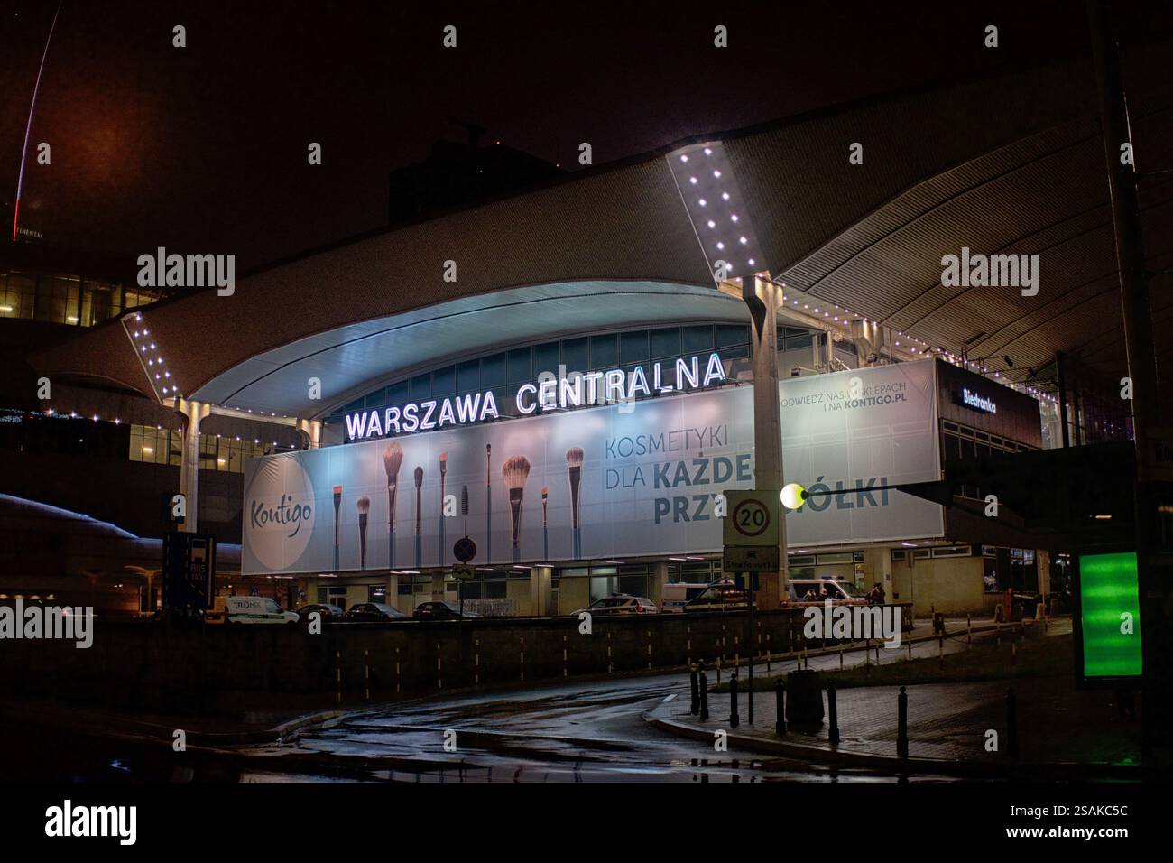Der Bahnhof Warszawa Centralna ist nachts in Warschau, Polen, beleuchtet und bietet moderne Architektur und lebhafte Stadtatmosphäre Stockfoto