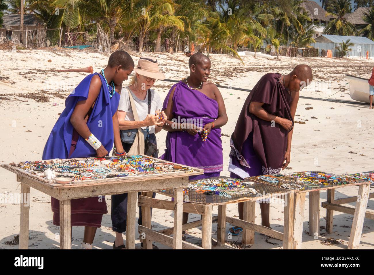 Afrika Tansania, Sansibar, Ostküste, Pongwe, Strand, Maasai Frauen verkaufen Armreif an Touristen Stockfoto