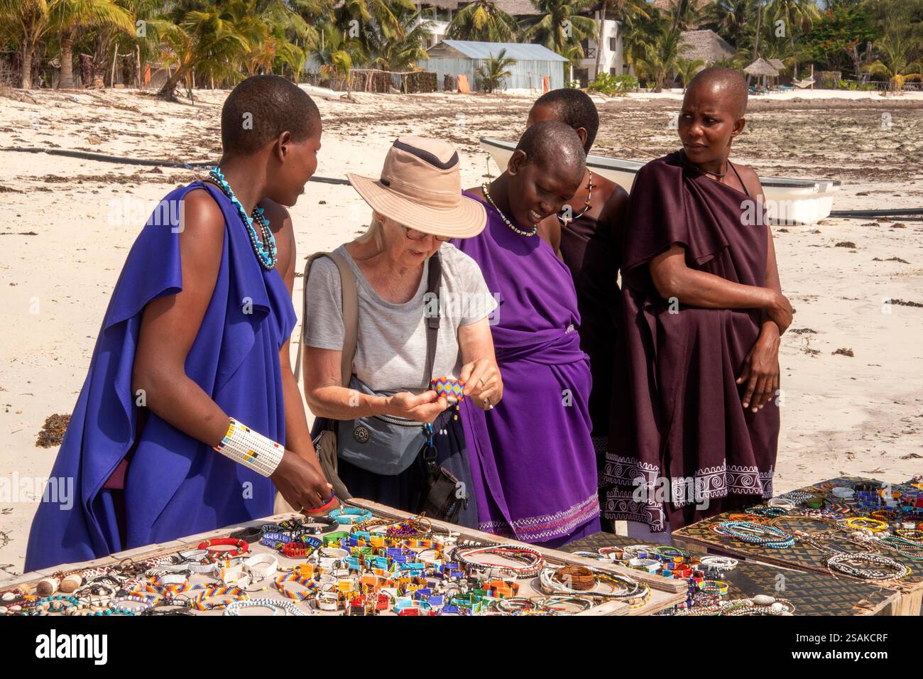 Afrika Tansania, Sansibar, Ostküste, Pongwe, Strand, Maasai Frauen verkaufen Armreif an Touristen Stockfoto