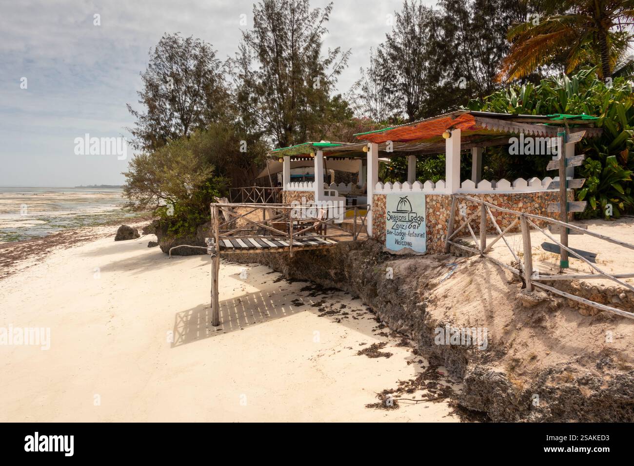 Afrika Tansania, Sansibar, Ostküste, Pongwe, Seasons Resort, Sitzecke über dem Strand Stockfoto