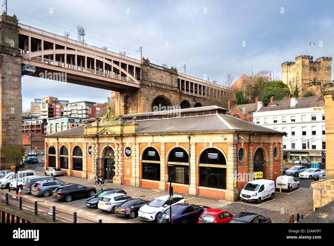 Hohe Brücke und altes viktorianisches Fischmarktgebäude und Schlosskai newcastle upon tyne, tyne & Wear uk Stockfoto