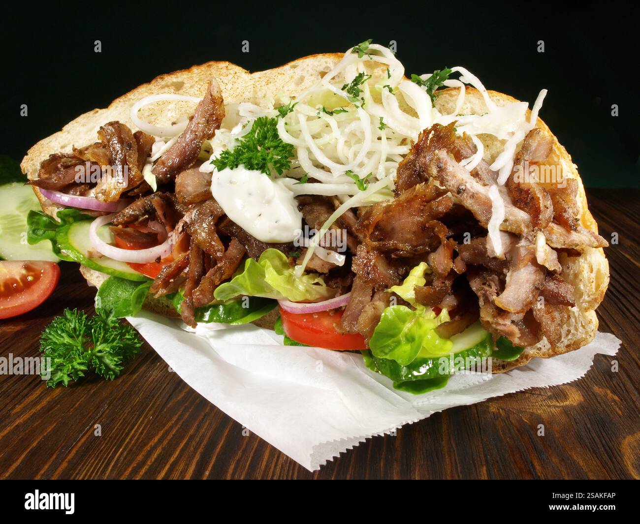 Kebab-Sandwich mit gegrilltem Fleisch Stockfoto