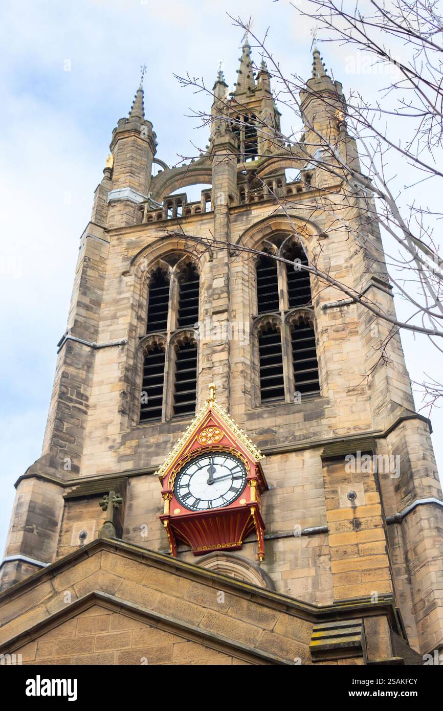 Imposanter Uhrenturm aus Stein der historischen Kathedrale von newcastle upon tyne mit komplizierter Architektur vor einem bewölkten Himmel Stockfoto