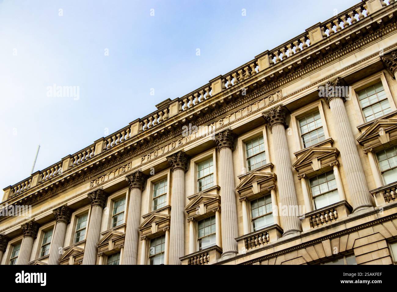 Blick auf die Fassade und die Schrifteinschrift auf dem Mauerwerk des Gebäudes der schottischen Vorsorgeeinrichtung in newcastle upon tyne, tyne & Wear uk Stockfoto