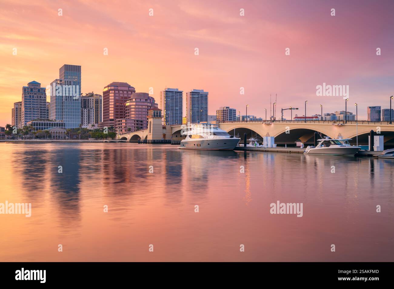 West Palm Beach, Florida, USA. Stadtbild von West Palm Beach, Florida mit Reflexion der Skyline der Stadt im Wasser bei schönem Sonnenuntergang. Stockfoto