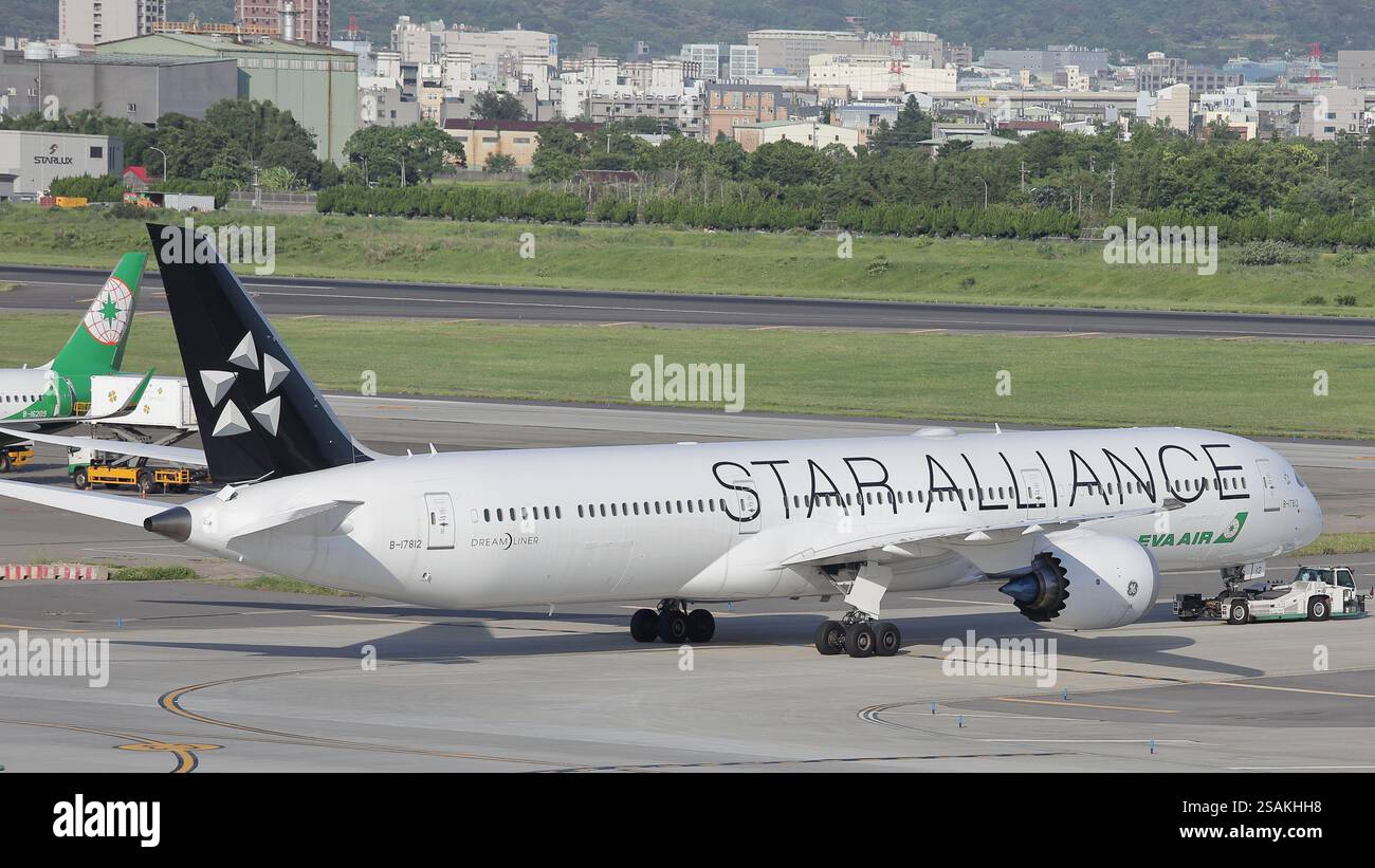 B-17812 (STAR ALLIANCE Lackierung)EVA AIR BOEING 787-10 DREAMLINER Flugzeug auf dem Rollweg des Taoyuan International Airport (TPE), Taiwan. Stockfoto