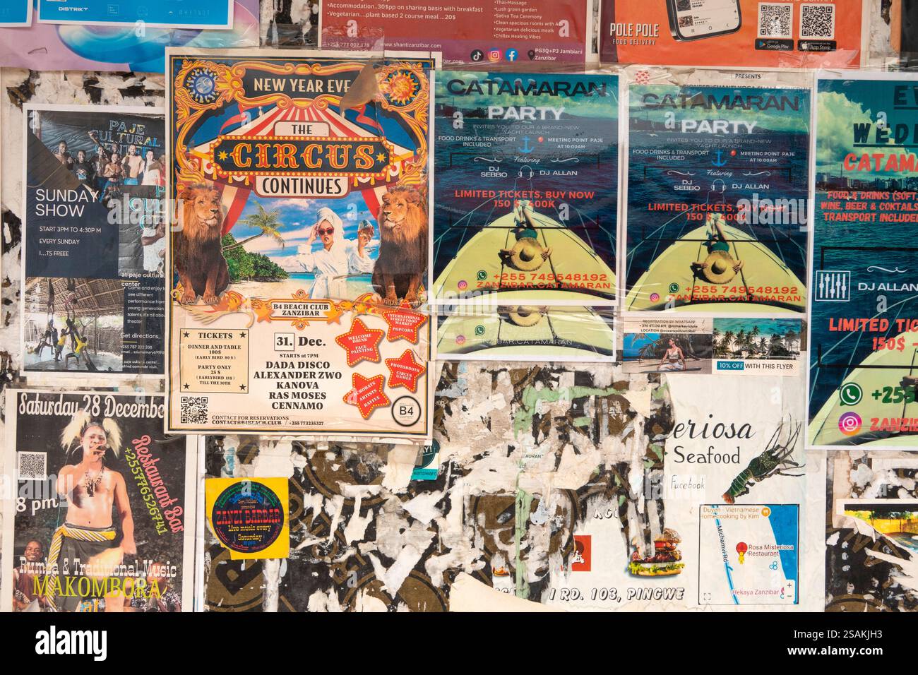 Afrika Tansania, Sansibar, Ostküste, Paje, Jambiani Road, Ephemeren, verblasste Poster an Bord draußen, Drucker kaufen Stockfoto