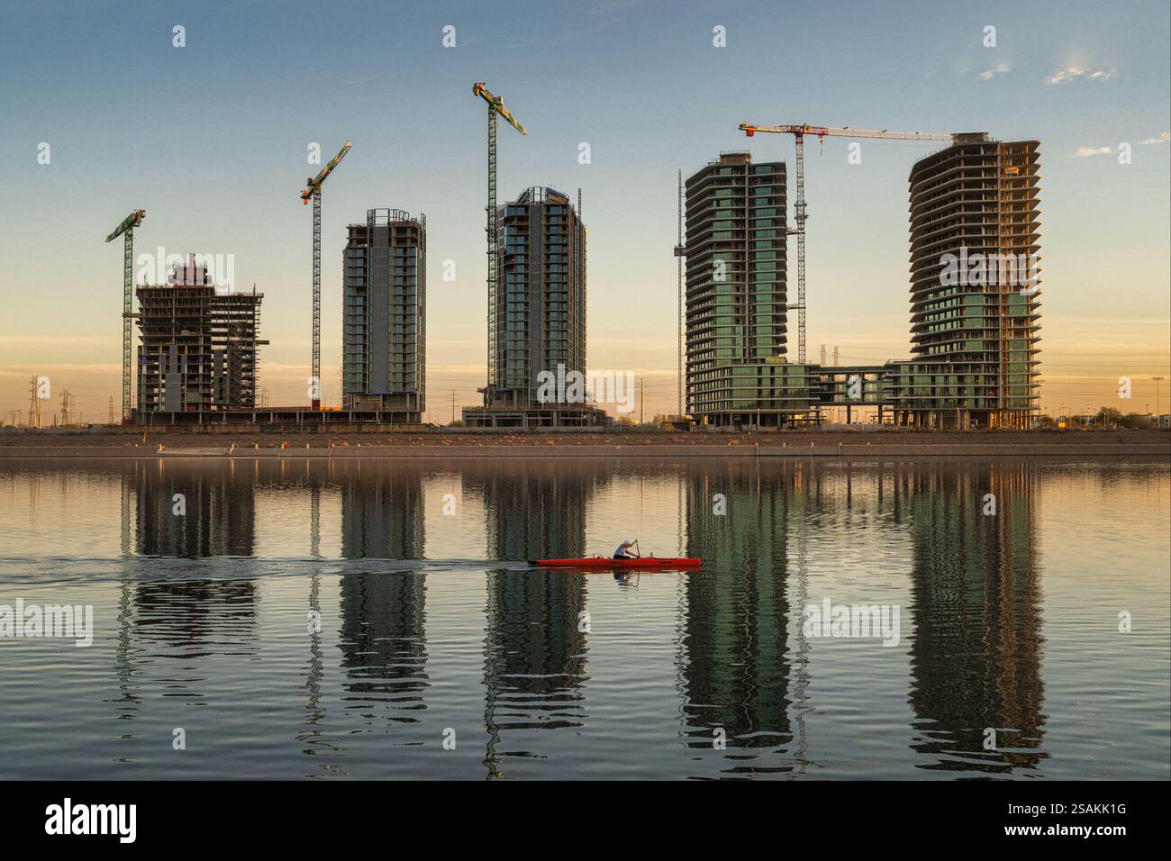 Neue Wohngebäude werden im Bau am Tempe Town Lake in Tempe, Arizona. Stockfoto