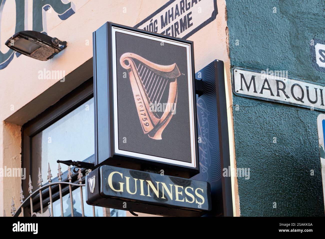 Elektronisches guinness-Schild vor dem Maddens Bar Pub belfast, Nordirland, großbritannien Stockfoto